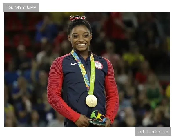 西蒙·拜尔斯训练一天吃五顿，最后一顿是凌晨两点的牛排