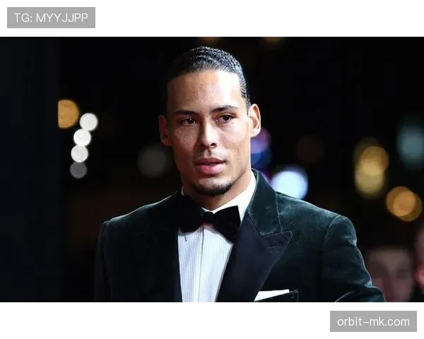 范迪克机场被拍，西装笔挺脚踩家居拖鞋，手上那串车钥匙亮得不像话